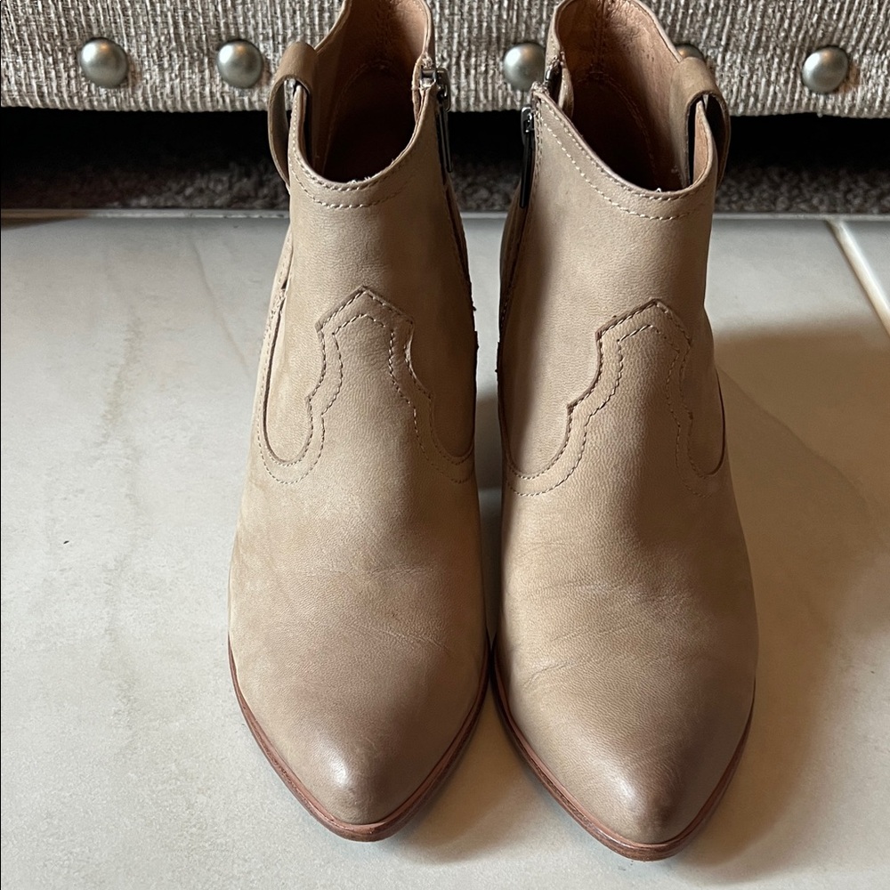 Frye Women's Ankle Boots in Tan size 8.5